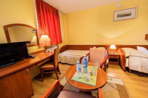 Hotel Wald – Warsaw, FL