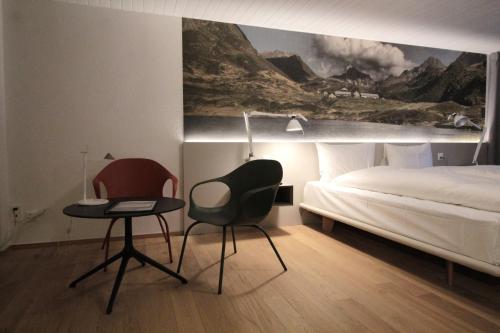 2 twin beds, 2 bunk beds