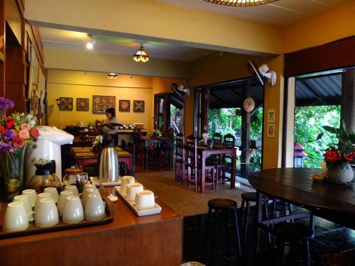 Restaurant, Baan Tawan Guesthouse near Mae Yen Waterfalls