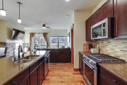 Luxury Chalet #106 Near Resort With Hot Tub & Great Views - FREE Activities & Equipment Rentals Daily - image 3