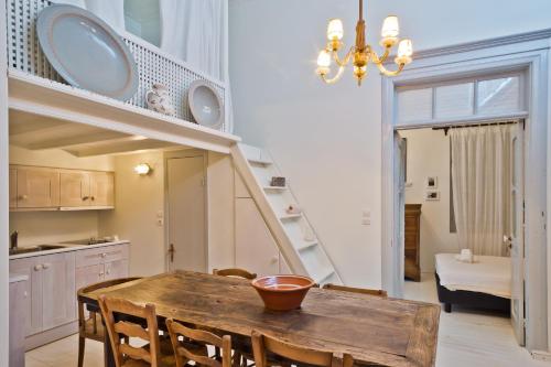  White Traditional House in Apérion