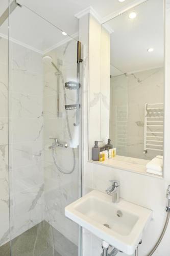 Deluxe Double Room image 3