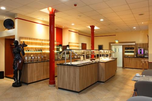 อาหารและเครื่องดื่ม, โรงแรมโคเอ็นฮอฟแอมฟันค์เทิร์ม (Hotel Koenigshof am Funkturm) in ฮันโนเวอร์