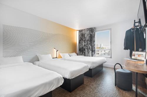1 queen bed, 2 twin beds