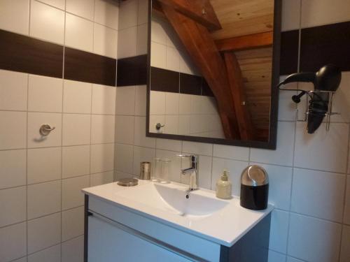 Le Rocher des Ducs, vue sur montagne, abris voitures et motos 5