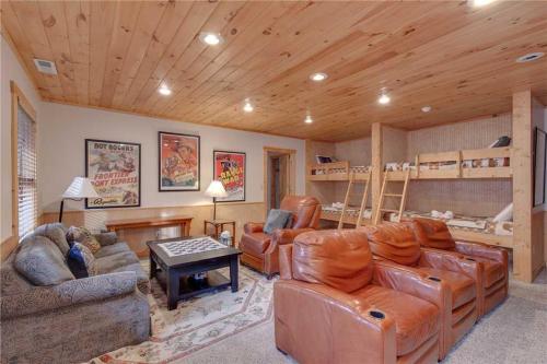 Big Bear 2 5 Bedrooms Pool Access Hot Tub Fireplace WiFi Sleeps 16 - image 6