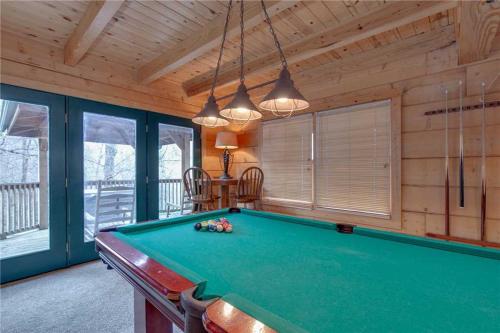 Big Bear 2 5 Bedrooms Pool Access Hot Tub Fireplace WiFi Sleeps 16 - image 7