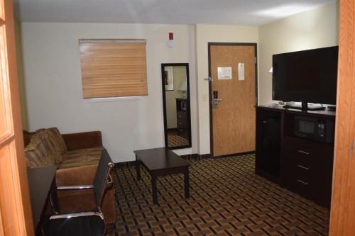 AmericInn by Wyndham West Burlington