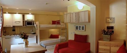 1 queen bed, 1 bunk bed