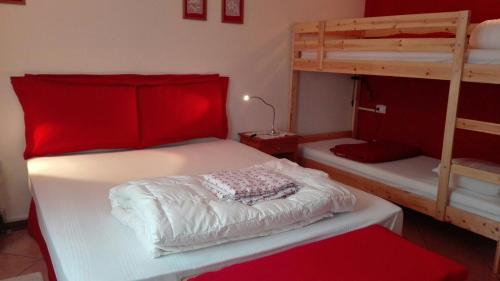 1 queen bed, 1 twin bed, 1 bunk bed, 1 sofa bed