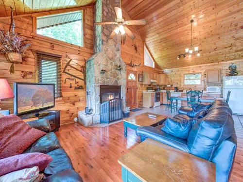 Dreamweaver 2 Bedrooms Sleeps 5 Hot Tub Mountain View Grill WiFi - main image