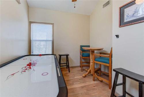 God's View 2 Bedrooms Pet Friendly Mountain View Hot Tub Sleeps 4 - image 6