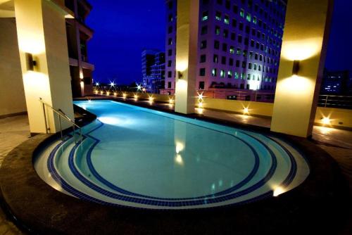 Swimming pool, Mandarin Plaza Hotel in Cebu City