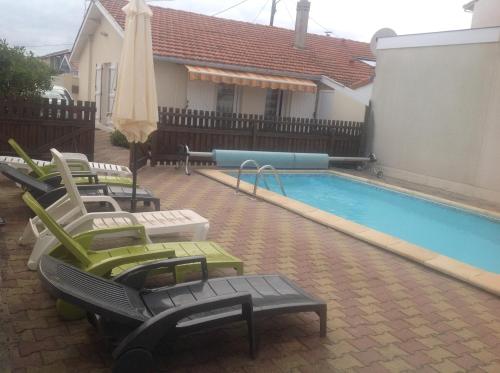 Maison avec piscine à 200m plage gîte à louer Forêt de Biscarrosse