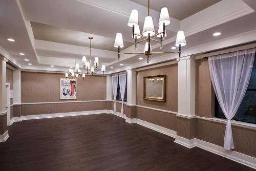 Claridge House Chicago Tapestry Collection by Hilton - image 2