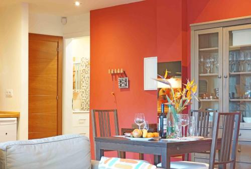 One-Bedroom Apartment image 2
