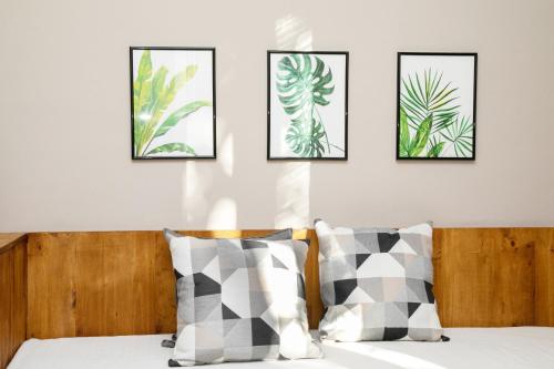 Jardinets Guest House - image 10