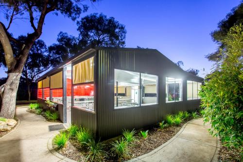 Kitchen, Discovery Parks – Renmark Riverfront in Renmark