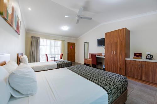 1 queen bed, 1 twin bed