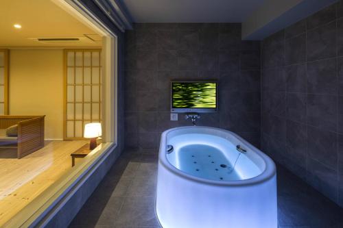 room detail thumbnail 2