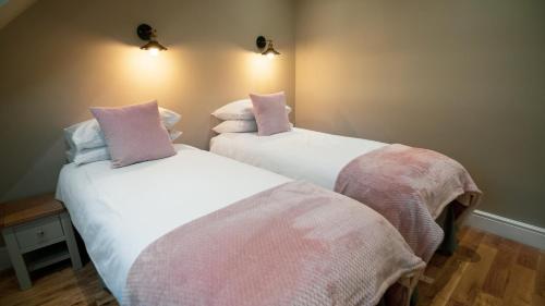 2 twin beds