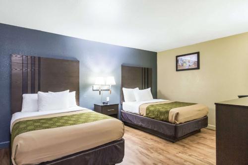 Econo Lodge Inn & Suites I-35 at Shawnee Mission