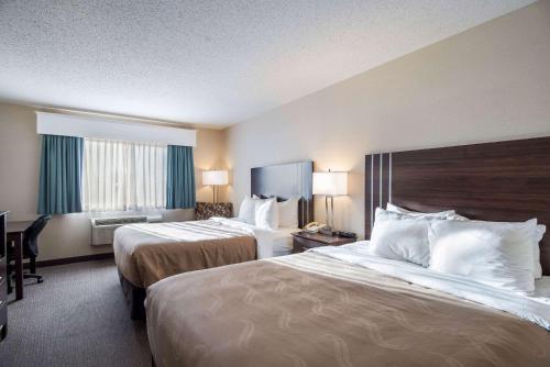 2 queen beds