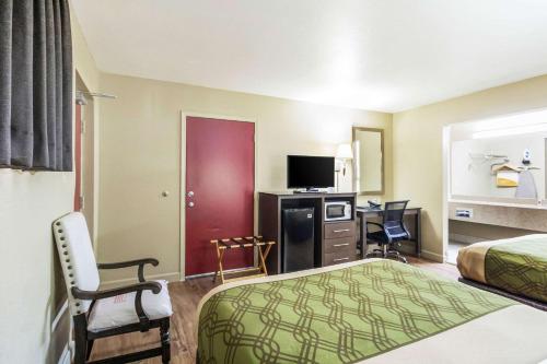 Econo Lodge Inn & Suites I-35 At Shawnee Mission