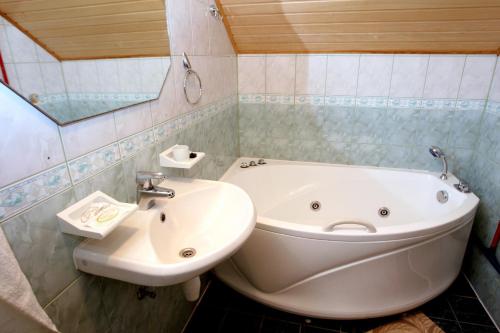 Fürdőszoba, Katariina Guesthouse in Rakvere