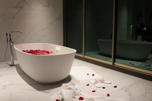 Pezsgőfürdő, Views Hotel & Residences in King Abdullah Economic City