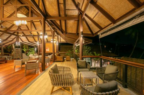 Shared lounge/TV area, Coral Cliff Beach Resort Samui in Lamai