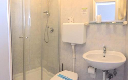 Double or Twin Room image 7