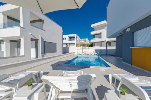 Dario 1. modern & luxury ap. with a pool - image 2