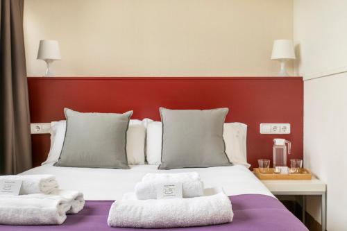 One-Bedroom Apartment - Top Floor with Sagrada Familia Views image 2