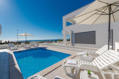 Dario 1. modern & luxury ap. with a pool