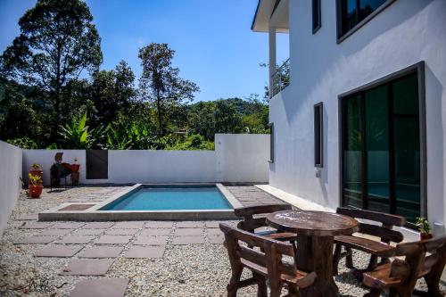 Pool, Villa på 1600 m² i Ulu Melaka, med 3 sovrum och 4 badrum (privat) (White House Langkawi) near Mahsuri's Tomb