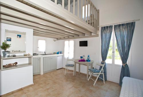 Gryparis' Club Apartments - image 3