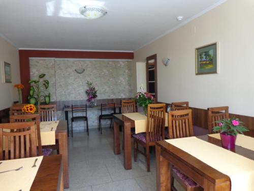 ห้องอาหาร, โรงแรมไลรา (Hotel Lyra) in มิไฮเอมิเนสกู