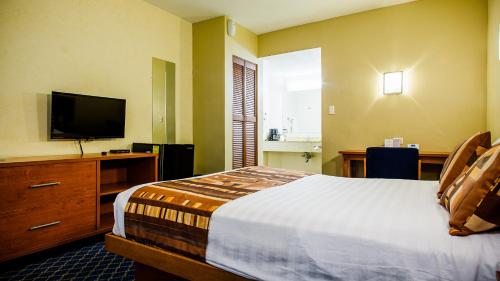 American Inn Hotel & Suites Delicias Ideally located in the prime touristic area of Chihuahua Suburbs, American Inn Hotel & Suites Delicias promises a relaxing and wonderful visit. The hotel offers a wide range of amenities and perks to 