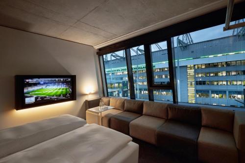 H4 Hotel Monchengladbach im BORUSSIA-PARK Stop at H4 Hotel Mönchengladbach im BORUSSIA-PARK to discover the wonders of Monchengladbach. The property features a wide range of facilities to make your stay a pleasant experience. Facilities like