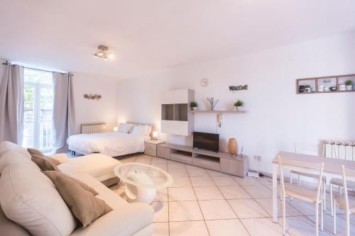 Cozy Sorrento Studio - Tap to explore photos