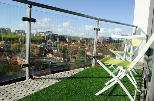 Serviced Apartment In Liverpool City Centre - Free Parking - Superb Views - Balcony - by Happy Days