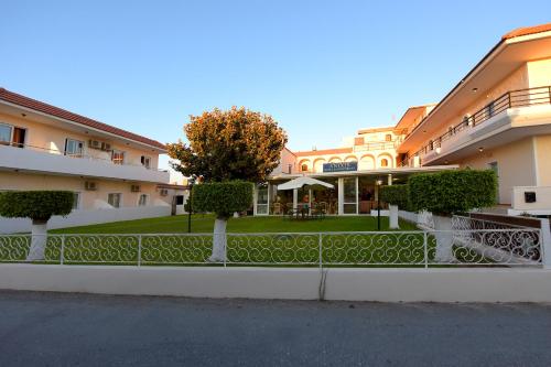 Anixis Hotel - image 10