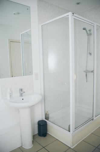 Serviced Apartment In Liverpool City Centre - Superb Views - Free Parking - Balcony - by Happy Days