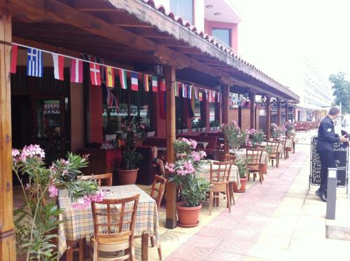 Maverick Hotel – Sunny Beach, WY