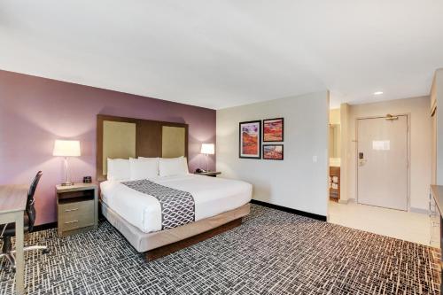 La Quinta Inn & Suites by Wyndham Las Vegas Nellis - image 9