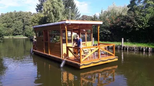 Hausboot / Floss in Canow, Deutschland