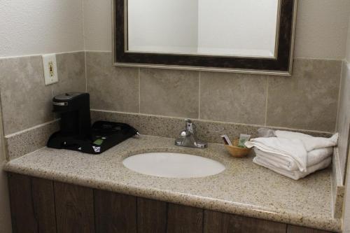 Regency Inn - image 7