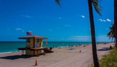 10StepsToTheBeach Hollywood Rentals by Owner - image 6