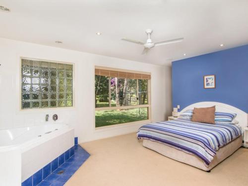 Boomerang Hideaway - at Tranquil acreage in Boomerang Beach